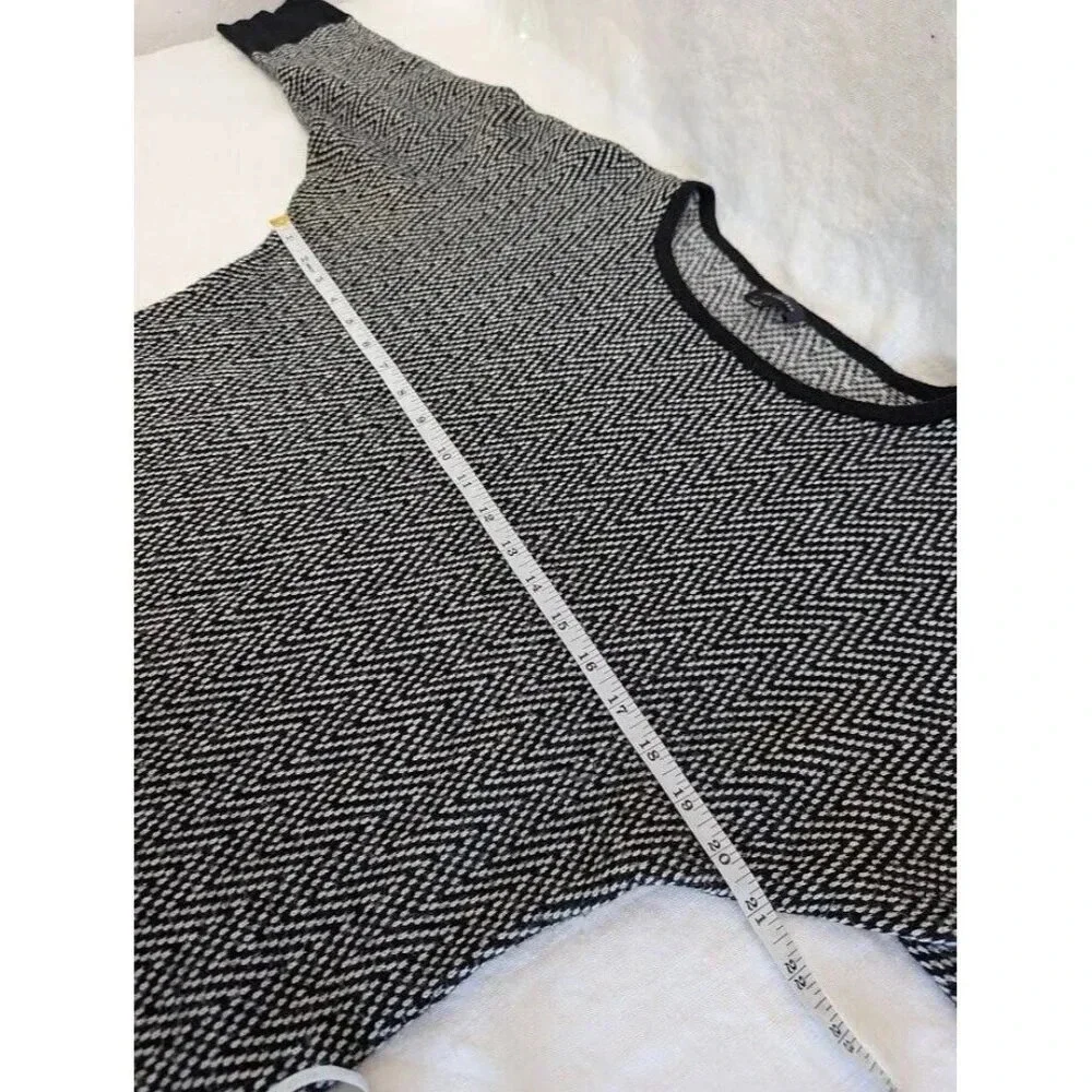 The Limited Black And White Chevron Pullover sweater women's size small SW3